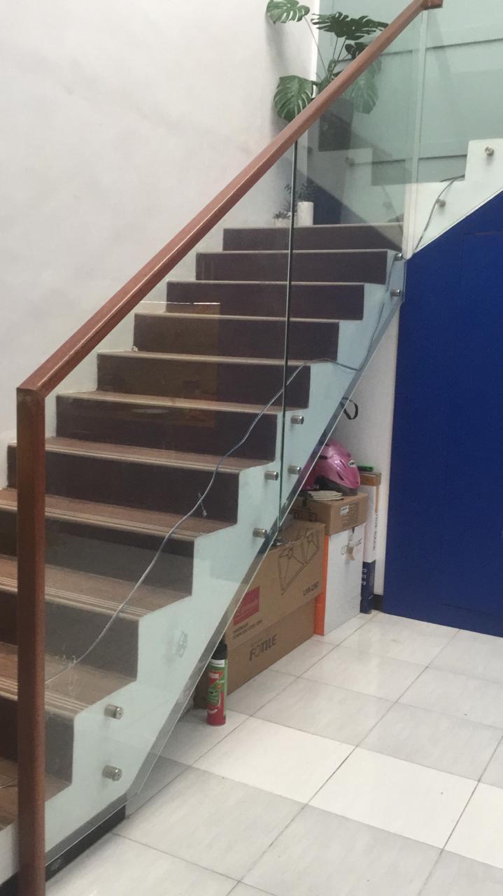 kaca Railing Tangga (balkon). Kaca Kanopi | Solusi Kaca Tempered Malang | Jasa Pemasangan Tempered Glass Malang