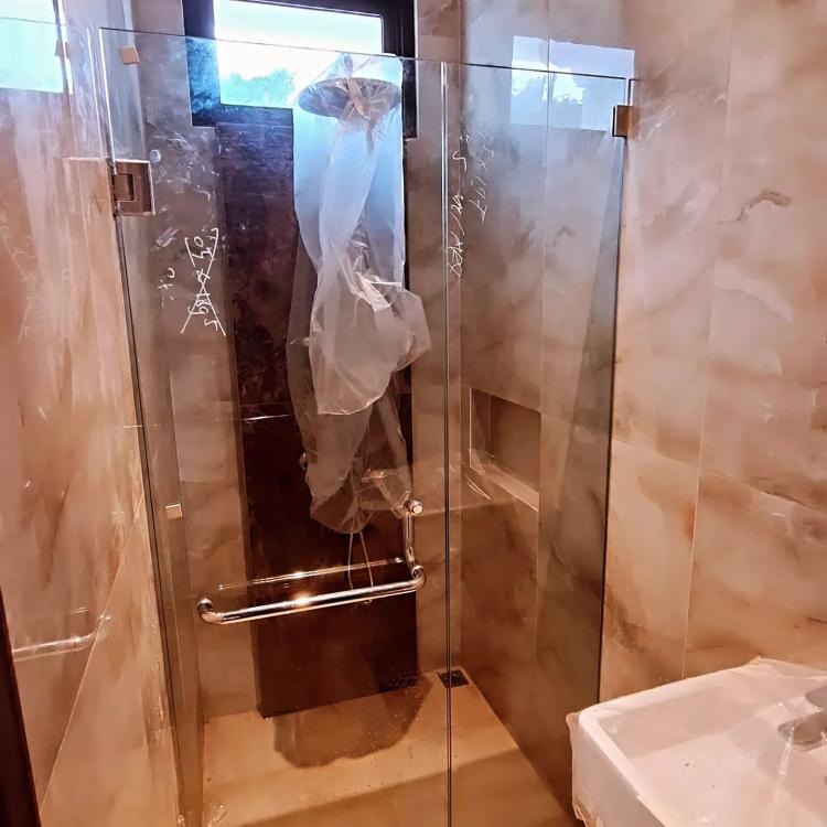 Kaca Shower , Sekat (Cubical). Kaca Kanopi | Solusi Kaca Tempered Malang | Jasa Pemasangan Tempered Glass Malang