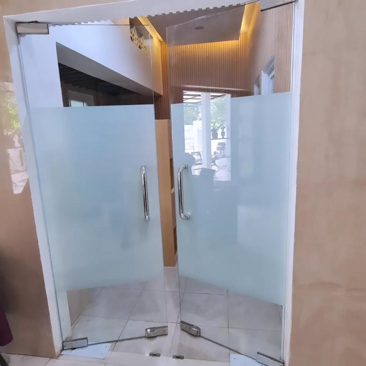 Pintu Kaca Sliding, Swing (Automatic/ Manual) & Glass Wall (Dinding Kaca) & Jendela. Kaca Kanopi | Solusi Kaca Tempered Malang | Jasa Pemasangan Tempered Glass Malang